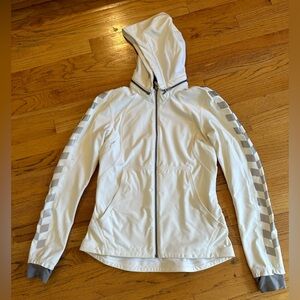 Lululemon Feelin’ Frosty Softshell, size 6
